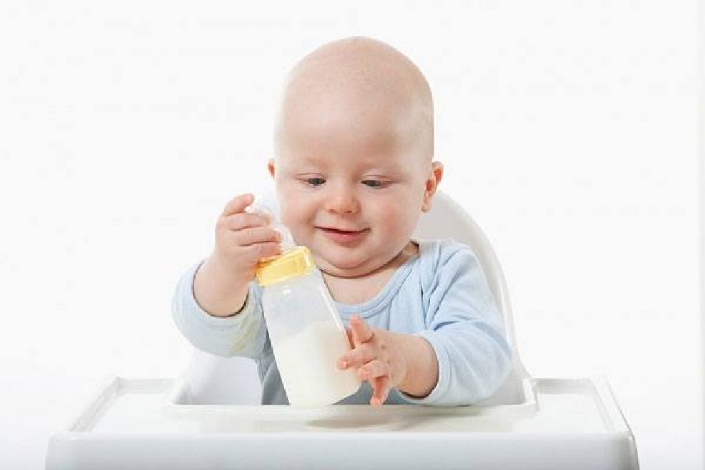Trẻ trên 1 tuổi nên uống sữa tươi hay sữa bột