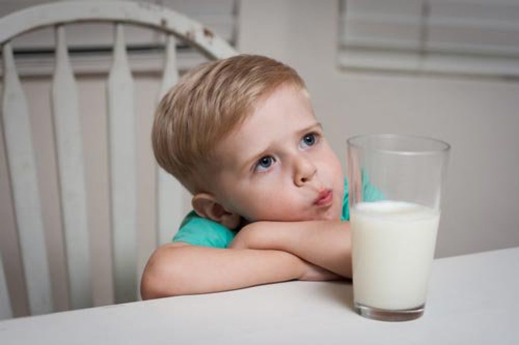 Cần cho trẻ uống sữa tươi đúng cách