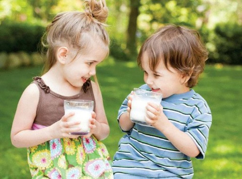 Khi nào nên cho trẻ uống sữa tươi
