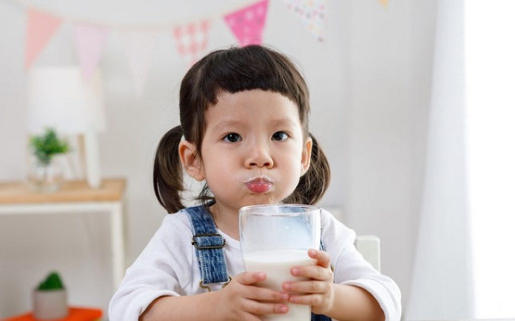 Điều chỉnh lượng sữa và loại sữa phù hợp cho trẻ
