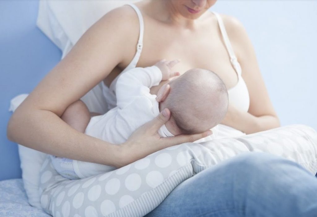 Cho bé bú đúng tư thế là cách giúp sữa mẹ tiết nhiều